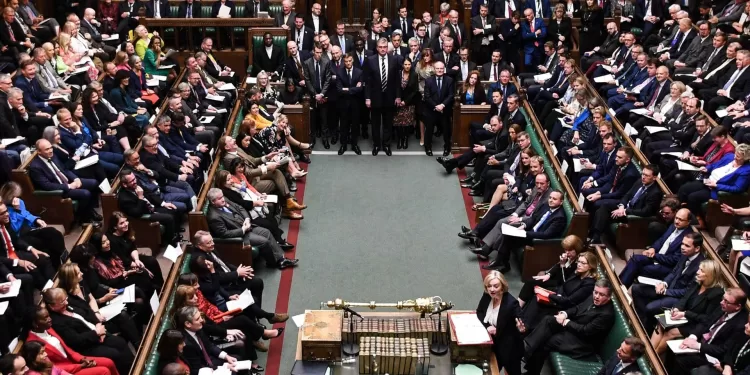 A handout photograph released by the UK Parliament shows Britain's main opposition Labour Party leader Keir Starmer (L) reacting as Britain's Prime Minister Liz Truss (R) speaks during Prime Minister's Questions in the House of Commons in London on October 19, 2022. - Truss is addressing lawmakers in parliament for the first time since abandoning her disastrous tax-slashing economic policies, as she fights for her political life. (Photo by JESSICA TAYLOR / UK PARLIAMENT / AFP) / RESTRICTED TO EDITORIAL USE - NO USE FOR ENTERTAINMENT, SATIRICAL, ADVERTISING PURPOSES - MANDATORY CREDIT " AFP PHOTO / Jessica Taylor /UK Parliament"