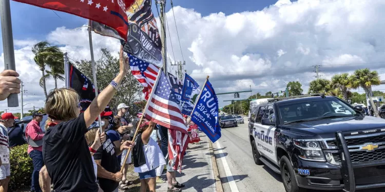 epa10557254 A police officer patrols the area where suppoprters of former US President Donald Trump gather near Trump's Mar-a-Lago resort in Palm Beach, Florida, USA, 03 April 2023. A Manhattan grand jury voted to indict former President Donald J. Trump last week and he is reportedly planning to turn himself in at the courthouse and appear before a judge to hear the charges against him on 04 April.  EPA/CRISTOBAL HERRERA-ULASHKEVICH