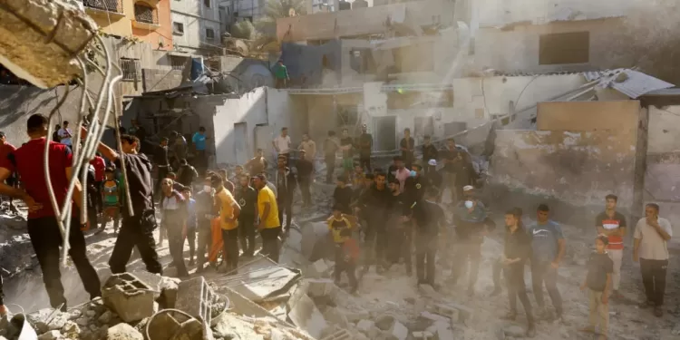 Palestinians gather as others search for casualties at the site of an Israeli strike, amid the ongoing conflict between Israel and Palestinian Islamist group Hamas, in Khan Younis in the southern Gaza Strip November 18, 2023. REUTERS/Ibraheem Abu Mustafa