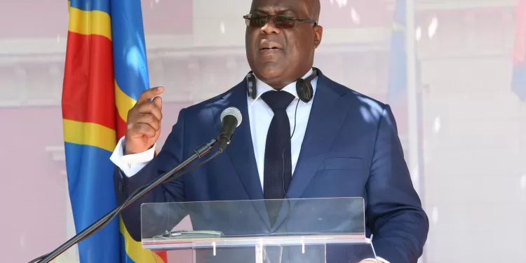 Presidente da República Democrática do Congo ( à esq.), Félix Tshisekedi, fala em conferência de imprensa com homólogo de Angola João Lourenço