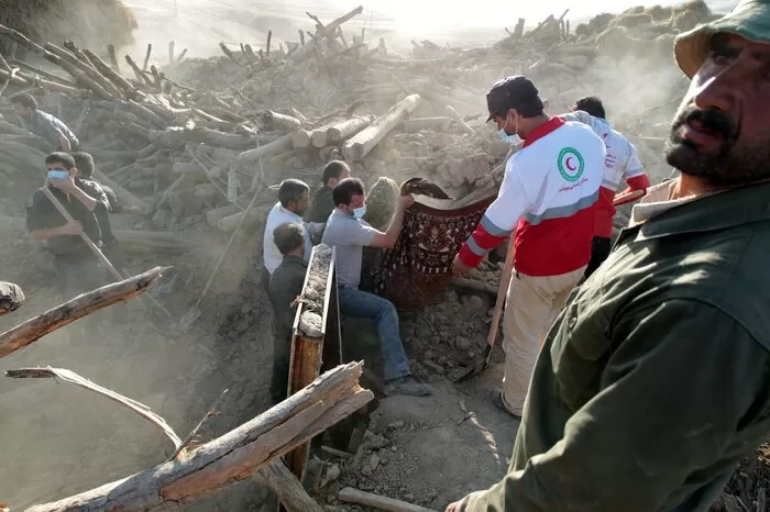 Oitocentos feridos registados no sismo no Irão