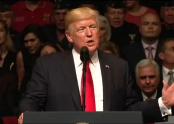 Trump abre campanha para 2024 com  promessa de que Biden não será reeleito