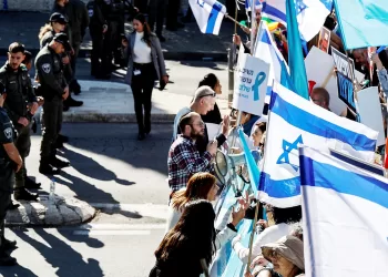 Milhares de israelitas  protestam contra reforma  do judiciário proposta pelo  governo Netanyahu