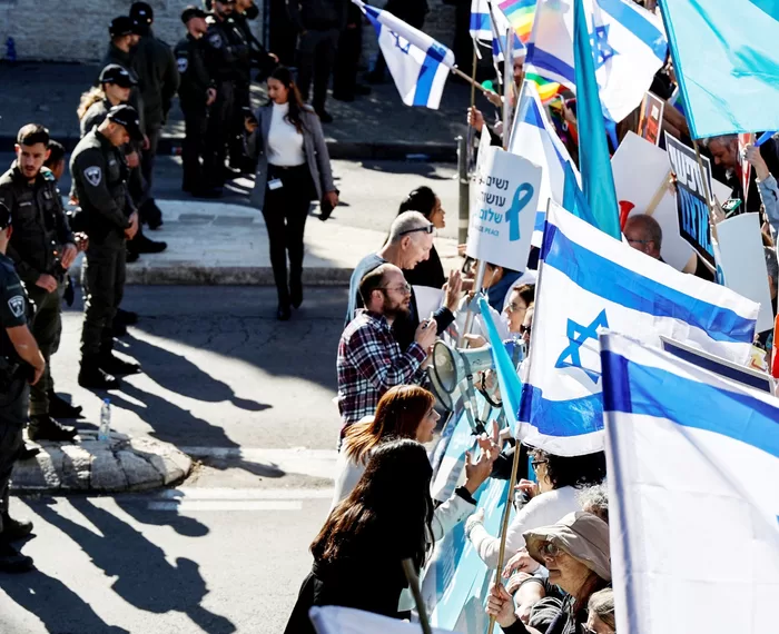 Milhares de israelitas  protestam contra reforma  do judiciário proposta pelo  governo Netanyahu