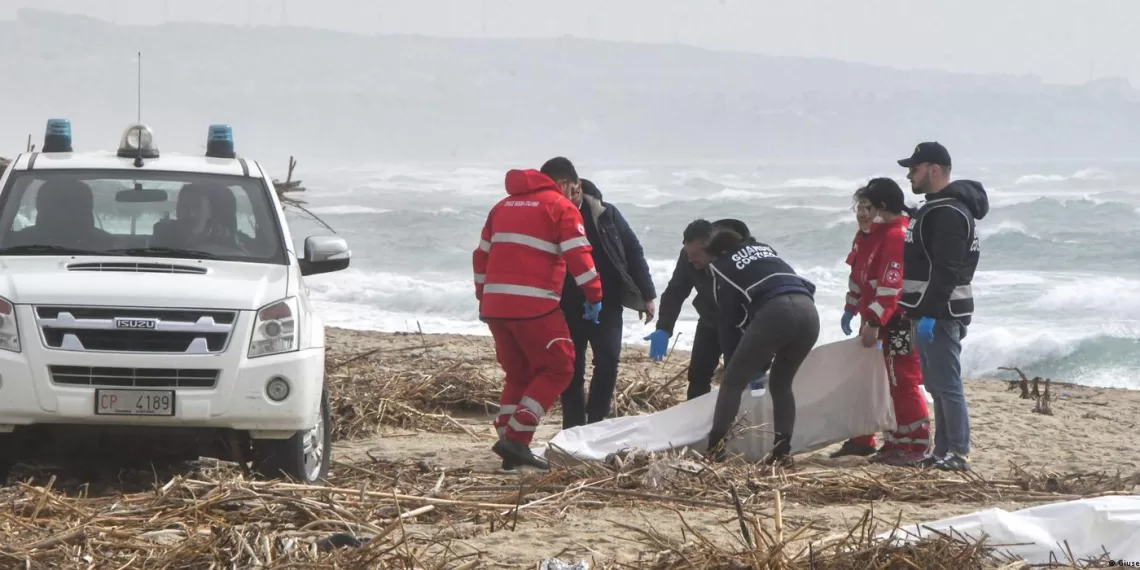 Trinta migrantes mortos  em naufrágio na Itália