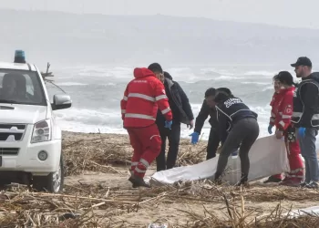 Trinta migrantes mortos  em naufrágio na Itália