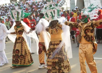 Desfile carnavalesco dos participantes do Grupo B.
