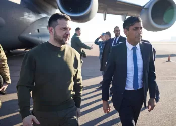 PR Zelensky  encontra-se com  Macron e Scholz,  em Paris