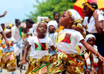 Crianças usam o carnaval para apelar ao fim da fuga à paternidade no Bié