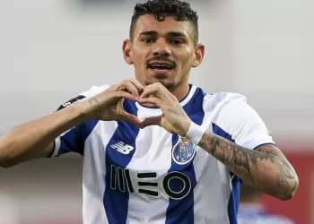 Ex-avançado do FC  Porto deu cabeçada no  árbitro após ser expulso
