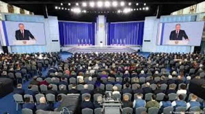Putin garante que Rússia alcançará “passo a passo” objectivos na Ucrânia
