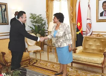 Diplomata gabonês aborda com Carolina Cerqueira cooperação parlamentar