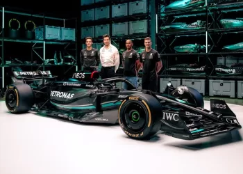 Lewis Hamilton ganha novo  carro para lutar pelo título