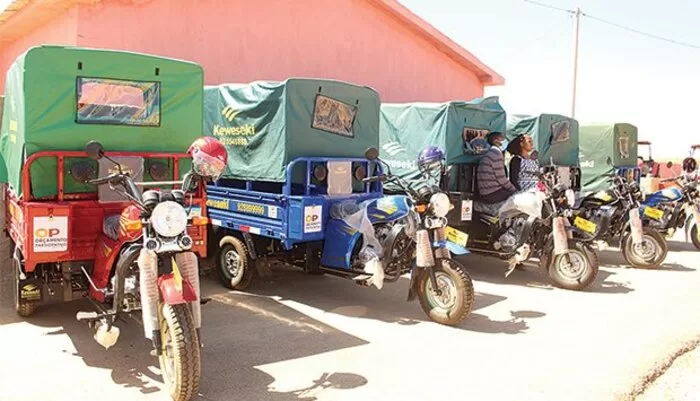 Camponeses beneficiam de motorizadas para escoamento da produção