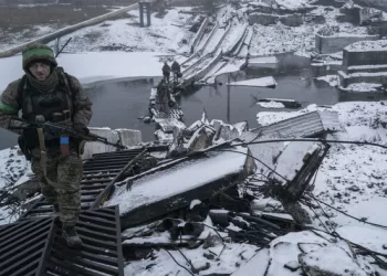 Forças russas dizem  estar a fechar o cerco  a Bakhmut