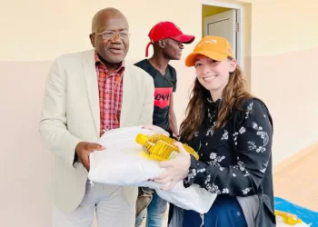 World VIsion  doa cestas  básicas a pais  de alunos nos  Gambos