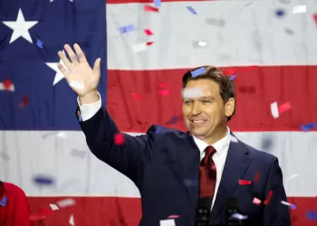 DeSantis elogia expansão militar do “Japão  forte” ao encontrar-se com primeiro-ministro