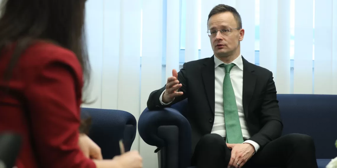 Hungria não desistirá dos contratos com Moscovo por razões políticas, diz chanceler do país