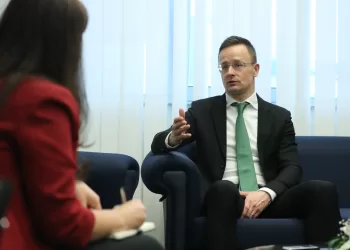 Hungria não desistirá dos contratos com Moscovo por razões  políticas, diz chanceler do país