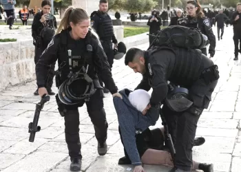 Polícia israelita admite uso de força excessiva contra fiéis de mesquita al-Aqsa