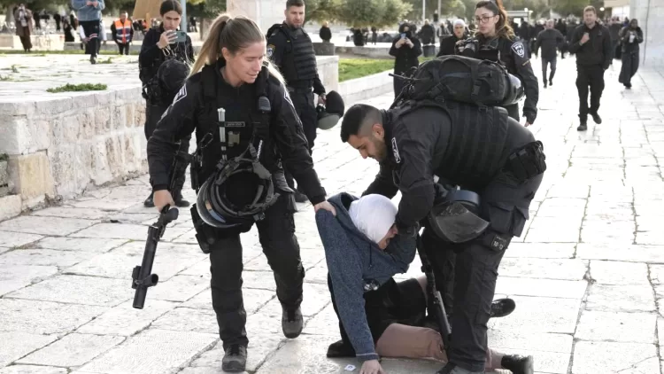 Polícia israelita admite uso de força excessiva contra fiéis de mesquita al-Aqsa
