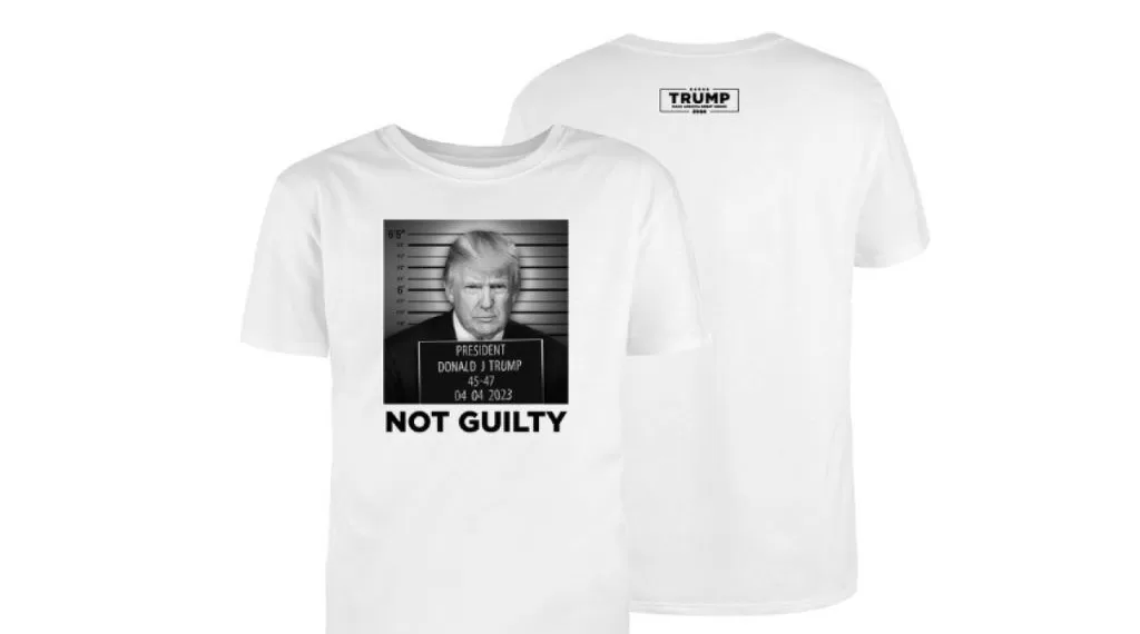 Trump põe à venda t-shirts com o seu rosto e a mensagem “inocente”