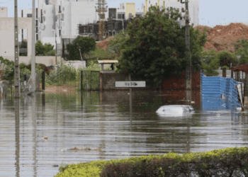 Chuvas matam cinco pessoas e destroem mais de duas mil casas