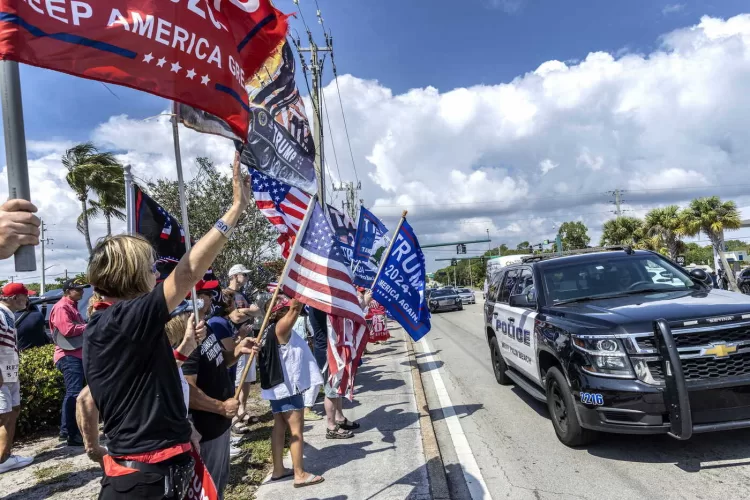 epa10557254 A police officer patrols the area where suppoprters of former US President Donald Trump gather near Trump's Mar-a-Lago resort in Palm Beach, Florida, USA, 03 April 2023. A Manhattan grand jury voted to indict former President Donald J. Trump last week and he is reportedly planning to turn himself in at the courthouse and appear before a judge to hear the charges against him on 04 April. EPA/CRISTOBAL HERRERA-ULASHKEVICH