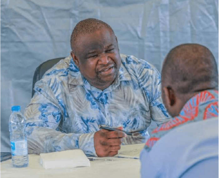 Governador de Luanda ausculta populares do Paraíso em Cacuaco