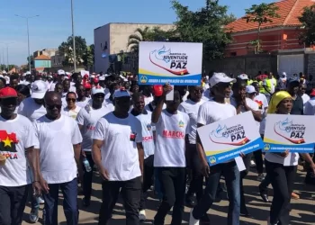Jovens marcham pelo mês da paz