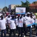 Jovens marcham pelo mês da paz