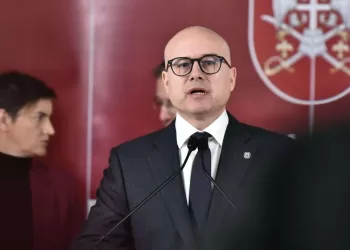 Ministro da Defesa sérvio desmente à Sputnik envio de armas à Ucrânia