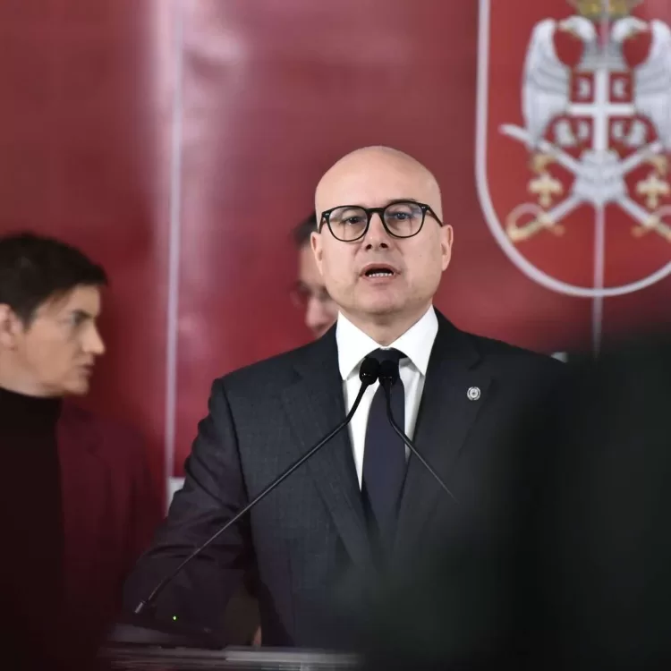 Ministro da Defesa sérvio desmente à Sputnik envio de armas à Ucrânia