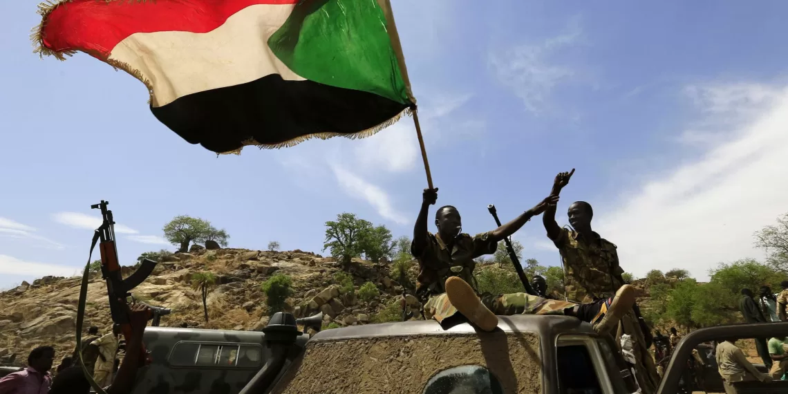Confrontos entre Exército sudanês e paramilitares causam 56 mortos