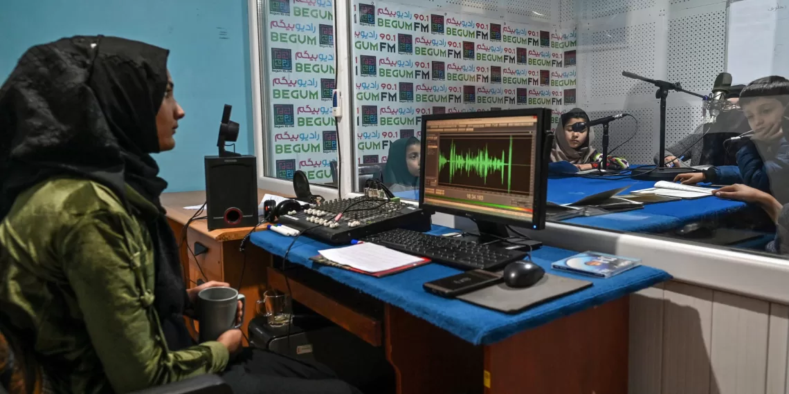 Talibãs encerram rádio afegã gerida por mulheres por passar música