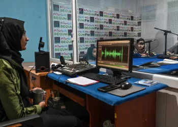 Talibãs encerram rádio afegã gerida por mulheres por passar música