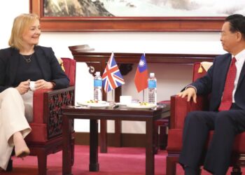 Autoridades chinesas consideram visita de Truss a Taiwan ‘comédia com dinheiro dos contribuintes’