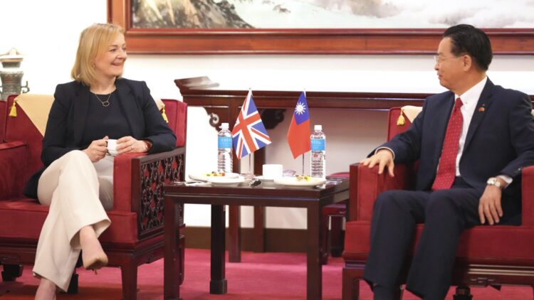 Autoridades chinesas consideram visita de Truss a Taiwan ‘comédia com dinheiro dos contribuintes’