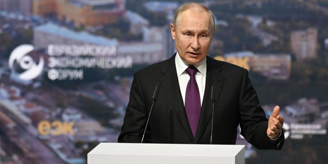 “Todos aqueles que apoiam a unipolaridade atiram no próprio pé, forçados a obedecer a ditames”, Putin