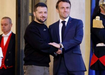 Macron e Zelensky apelam para imposição de novas sanções à Rússia