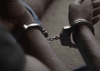 Jovem de 18 anos sodomiza prima de quatro anos