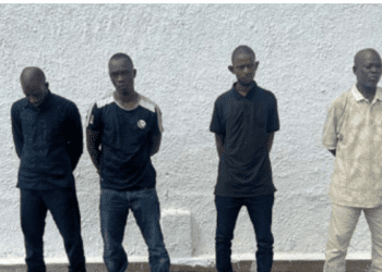 Quatro cidadãos detidos ao tentarem sair com mais de um milhão de dólares