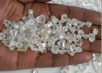 Detidos dois cidadãos com perto de 400 pedras de diamante