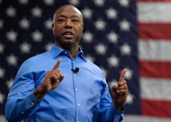 Senador Republicano Tim  Scott apresenta candidatura  à presidência dos EUA
