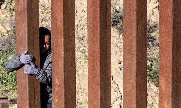 Migrante de 8 anos morre sob custódia dos serviços fronteiriços dos EUA