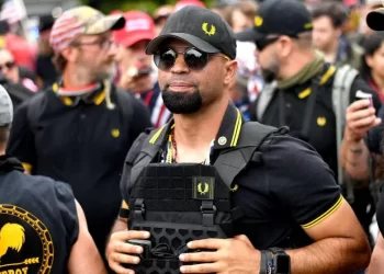 Antigo líder dos Proud Boys condenado a 22 anos de prisão