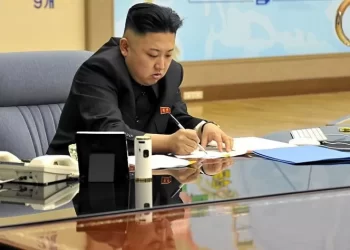Líder norte-coreano vai à Rússia negociar armas