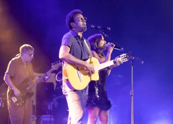 Músicos Seu Jorge e Pérola fazem o público vibrar com sucessos no CCB