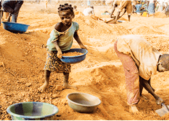 Crianças trocam aulas pelo garimpo de ouro no município de Buco-Zau em Cabinda
