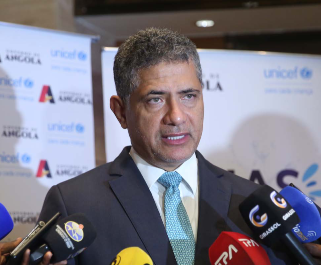 Ministro anuncia arranque de central fotovoltaica no Moxico